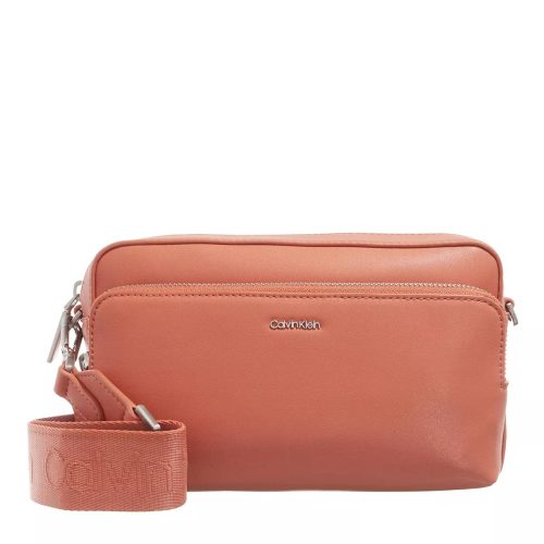 Calvin Klein Crossbody bags – Ck Must Camera Bag W/Pckt Large in oranje