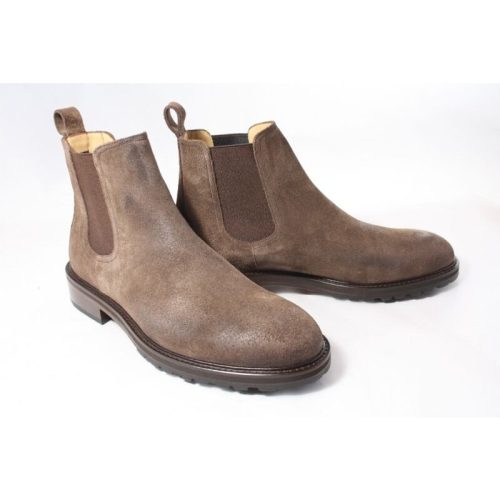 Camplin Cadogan boots gekleed