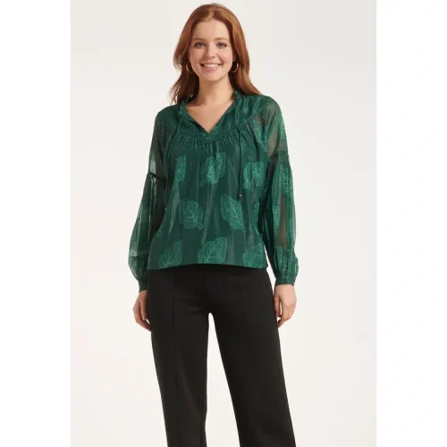 Smashed Lemon 24698 groene chiffon jacquard v-hals top met bladmotief