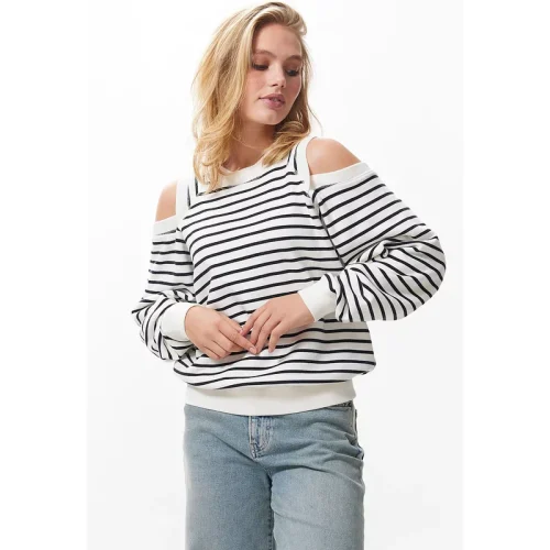 Catwalk Junkie 22031007 striped sweater h cut out