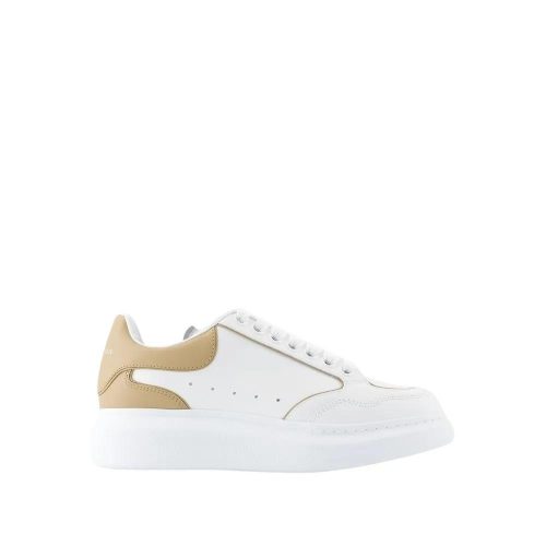 Alexander McQueen Low-Top Sneakers – Oversized Sneakers – Leather – White/Camel in wit