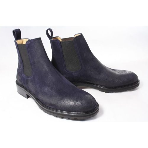 Camplin Cadogan boots gekleed